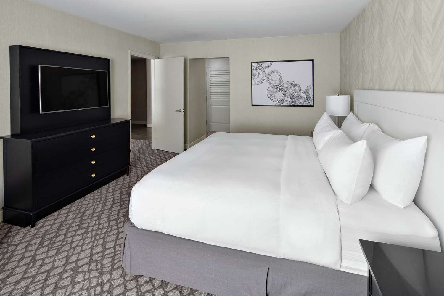 جناح بسرير كينج بإطلالة على الفناء بغرفة نوم واحدة، DoubleTree Suites by Hilton Charlotte SouthPark 2/3