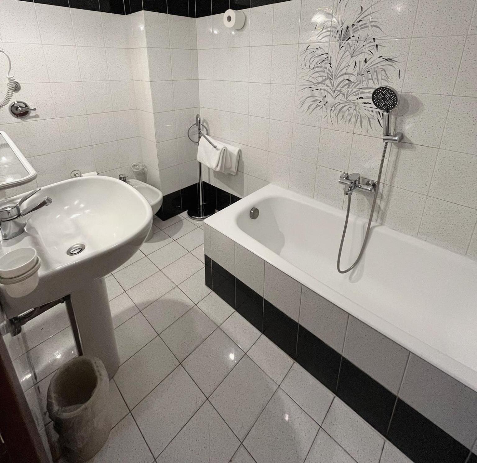 Hotel Valganna Srl Ex Valganna 44/50