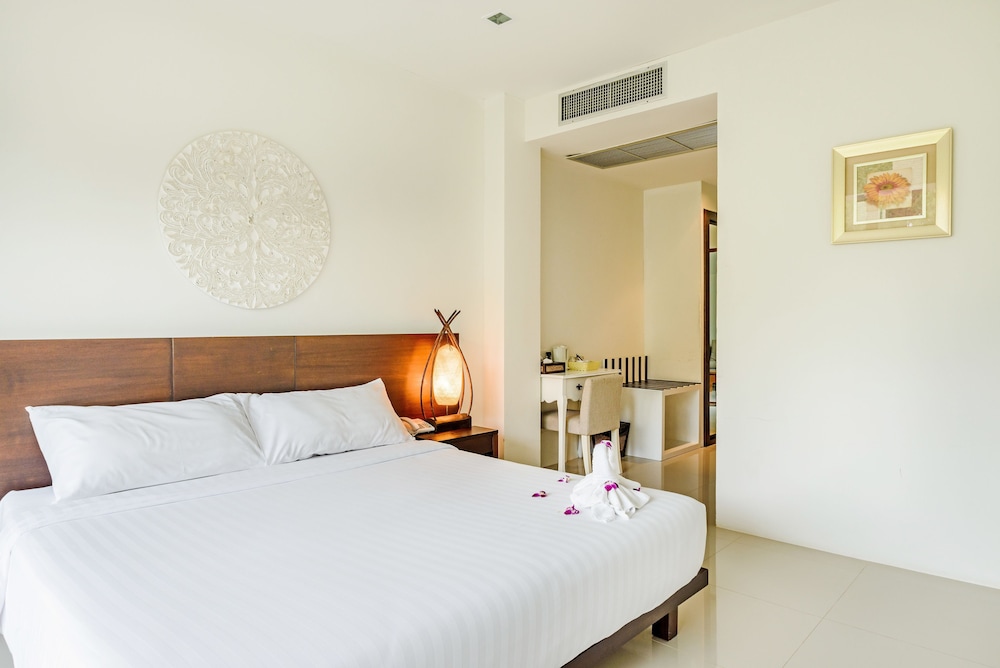DELUXE, DOUBLE OR TWIN BED, POOL VIEW