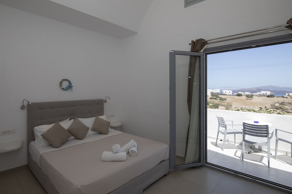 Thira S Dolphin Hotel 9/72