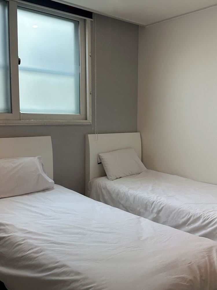 ROOM, TWIN BEDS