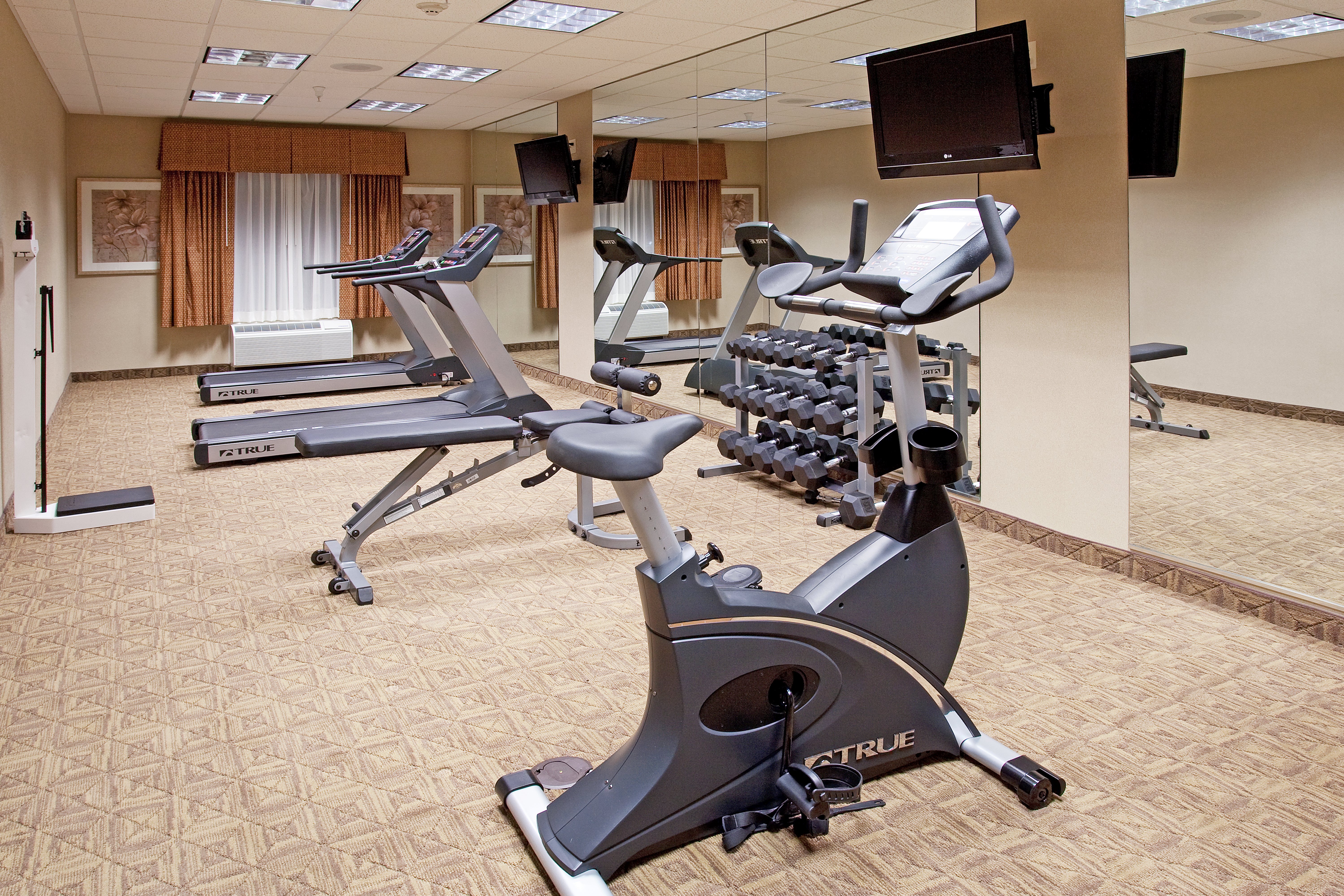 Holiday Inn Express Hotel And Suites Buffalo 46/66