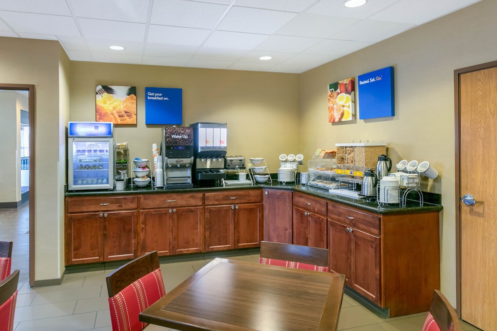 Comfort Inn & Suites Near University Of Wyoming 36/40