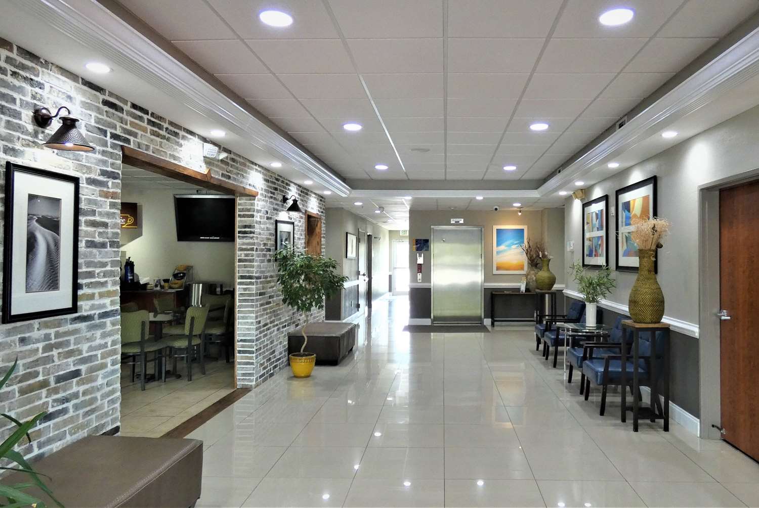 Days Inn & Suites by Wyndham Savannah North I-95 28/41