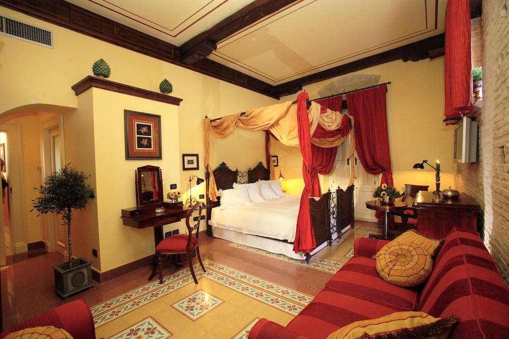 1 BEDROOM, JUNIOR SUITE, QUEEN BED, SOFA