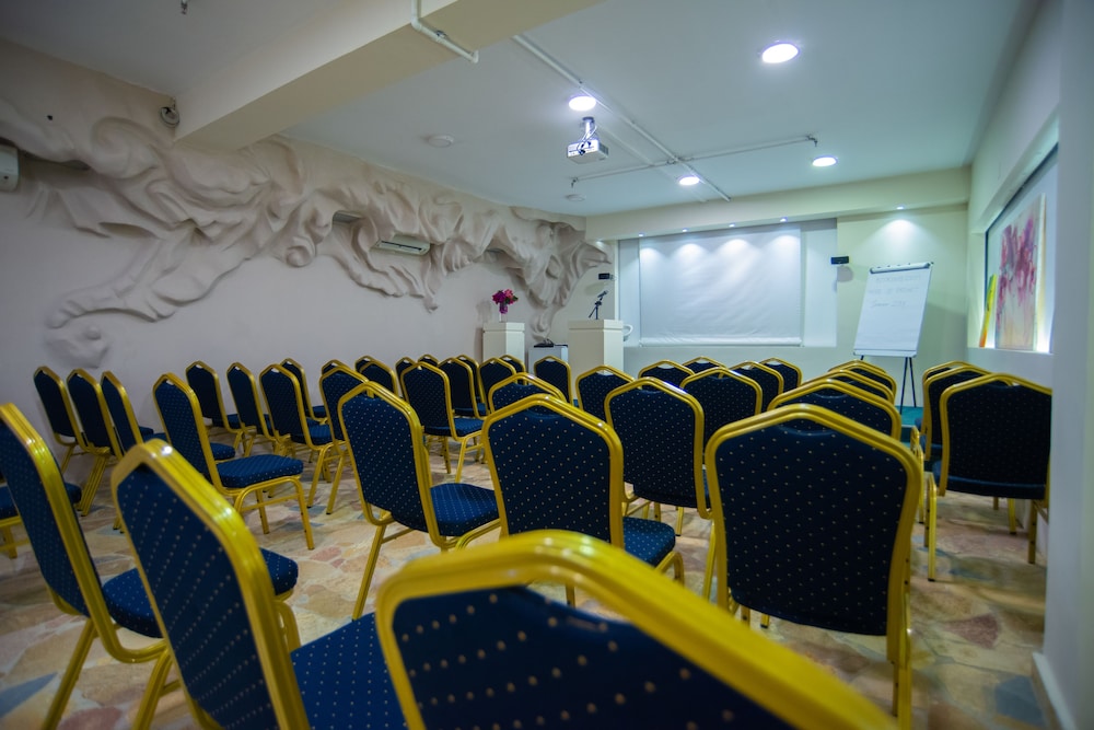 Bougainville Bay Hotel 40/50