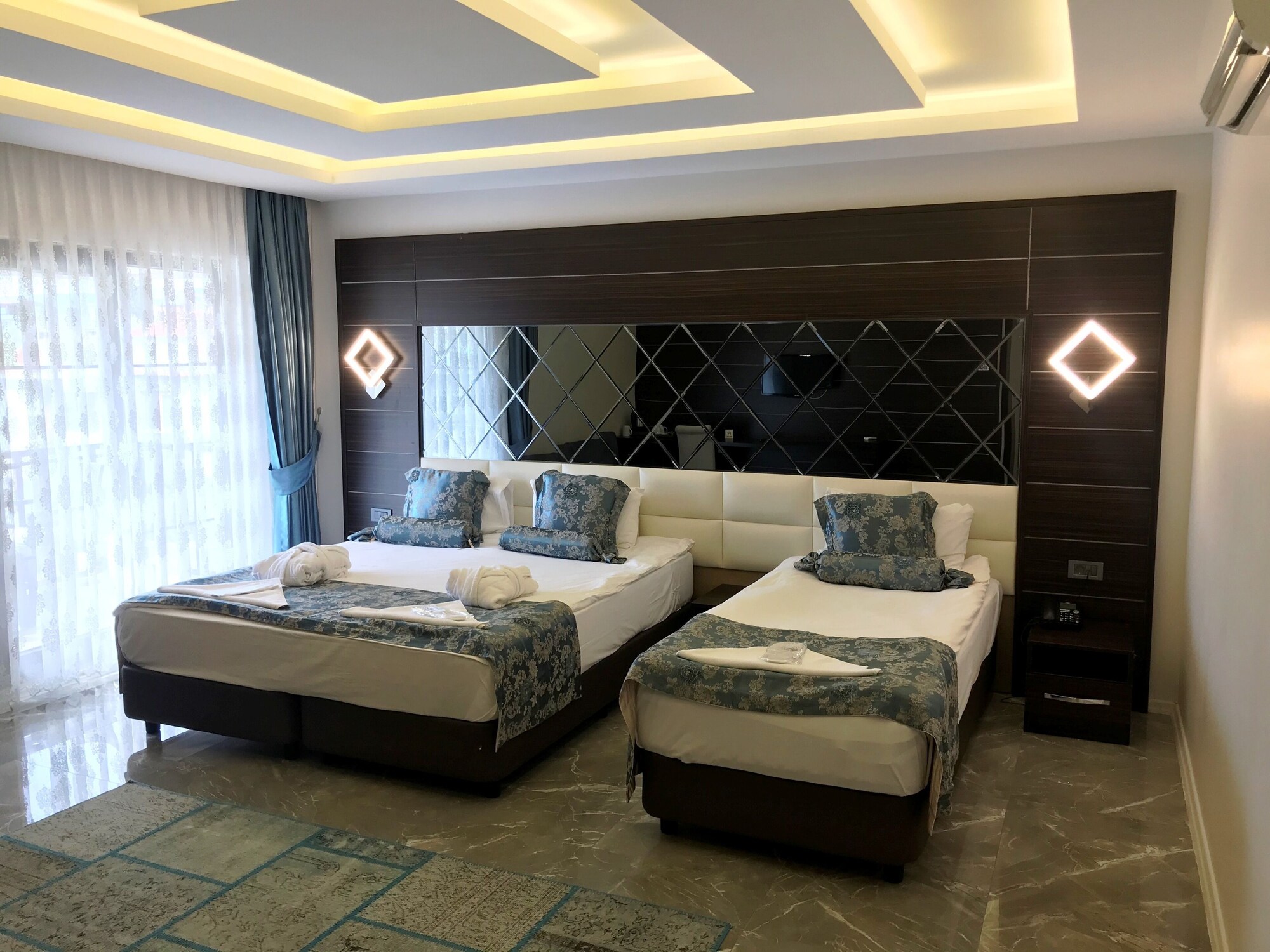 ROOM, TRIPLE