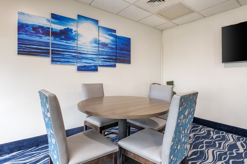 Tropical Winds Resort 35/50
