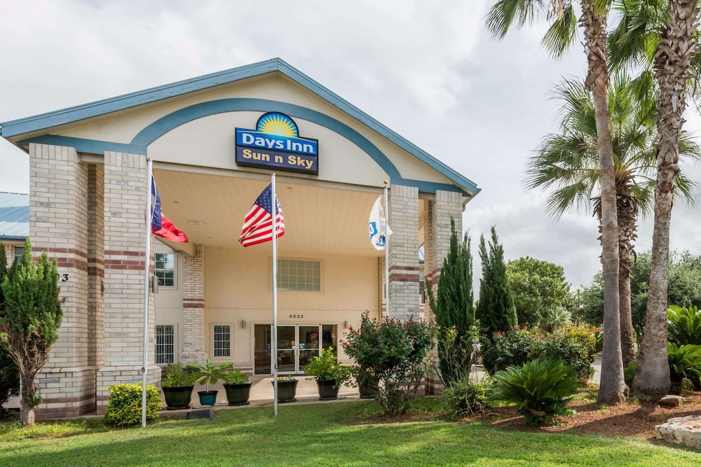 Days Inn by Wyndham San Antonio Southeast/Frost Bank Center photo1