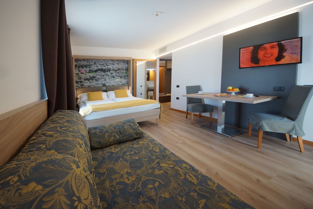 Hotel Ambassador Suite 55/73