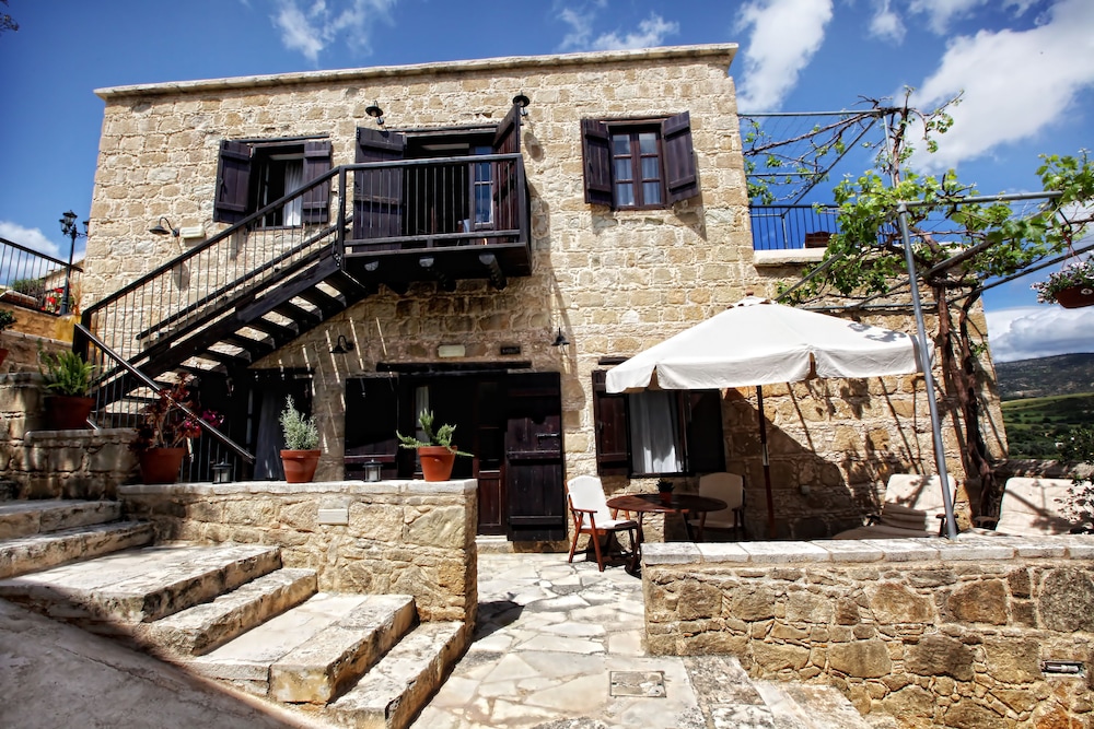 LEONIDAS VILLAGE HOUSES 5/45