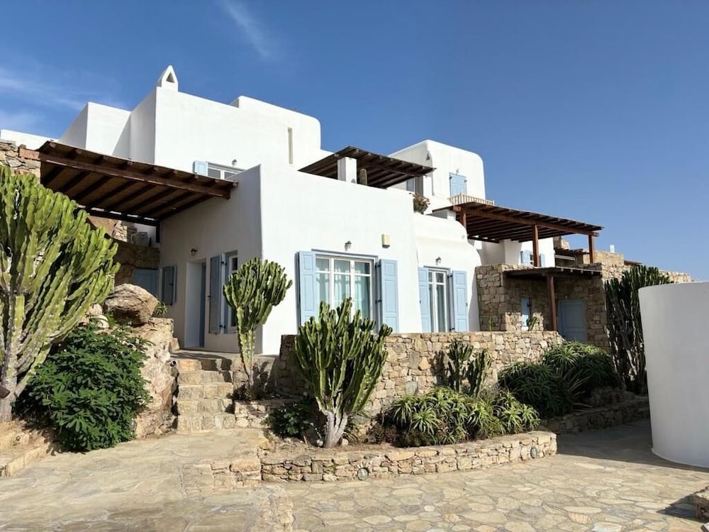 WHITE ROCK SUITES & VILLAS 1/50