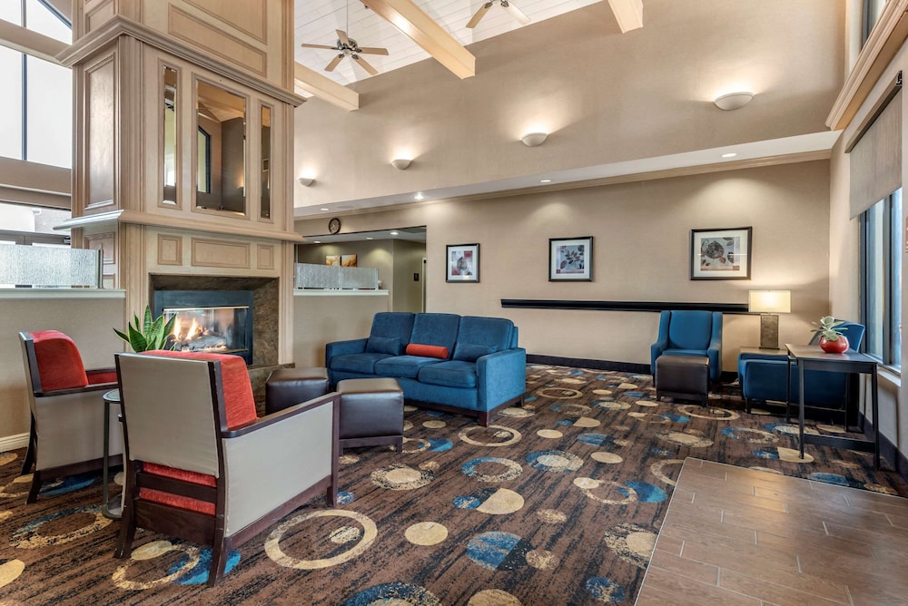 Comfort Inn & Suites Warsaw near US-30 7/44