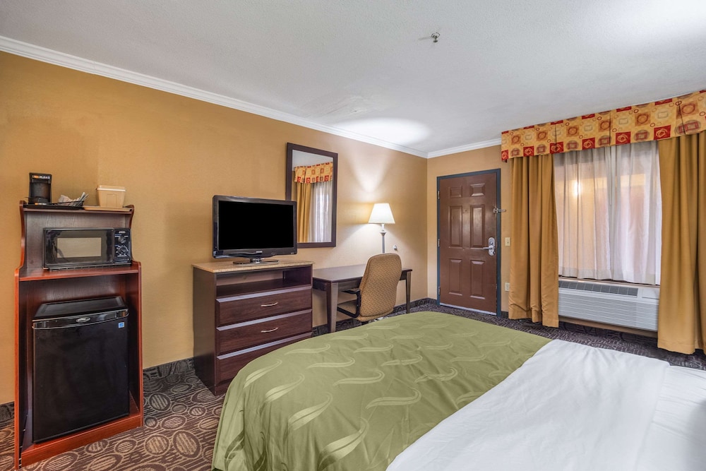 Quality Inn and Suites Ft Jackson Maingate 13/35