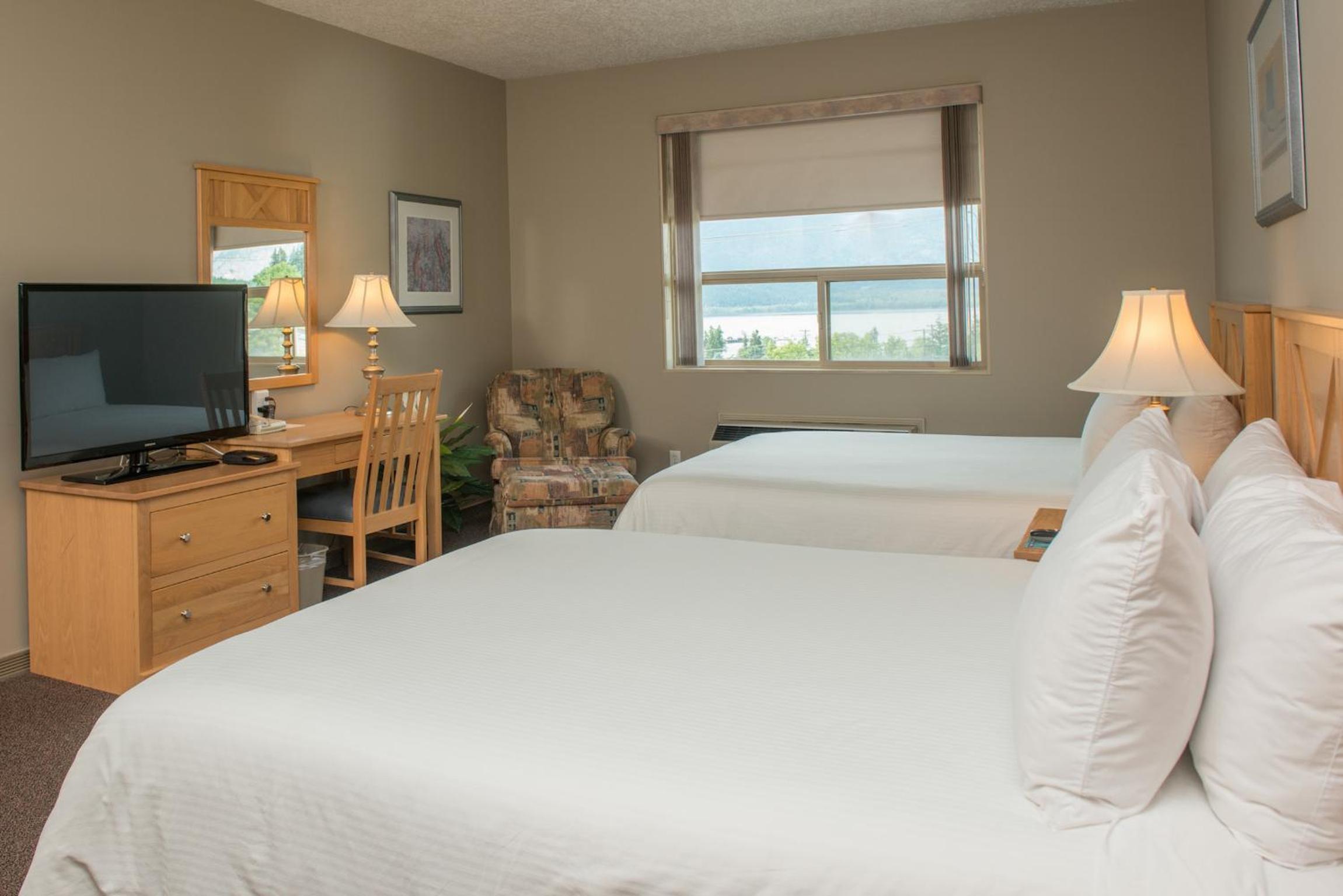 غرفة قياسية بسريرين مزدوجين بإطلالة على المسبح، Hilltop Inn Salmon Arm 2/2