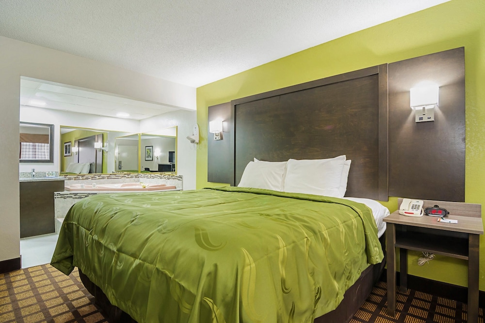 Quality Inn Raeford, NC 16/31