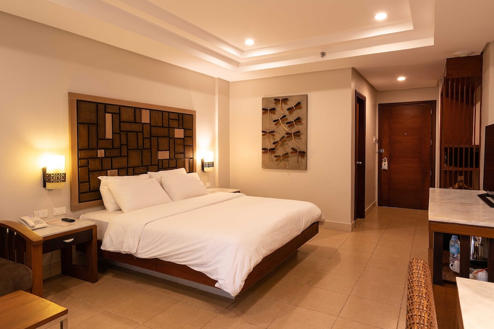 DELUXE, KING BED, POOL VIEW
