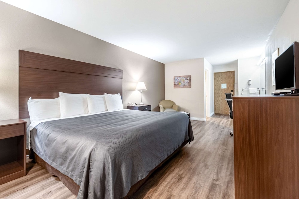 Econo Lodge Washington Harbor 16/30