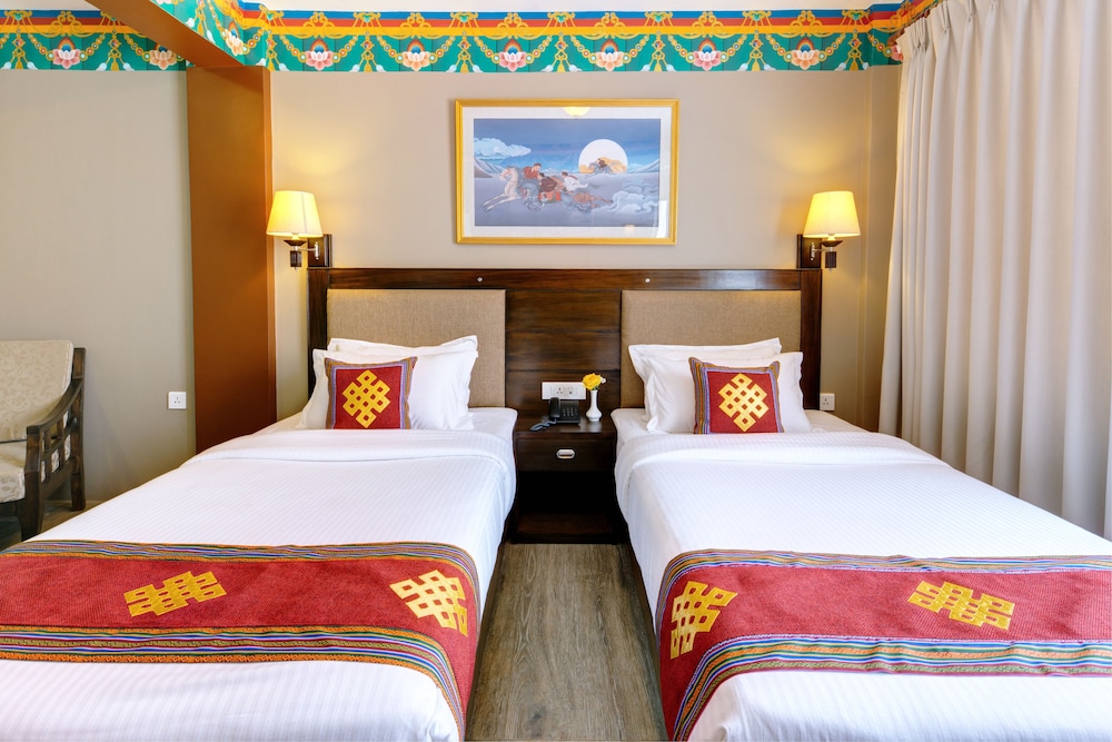 DELUXE, DOUBLE OR TWIN BED