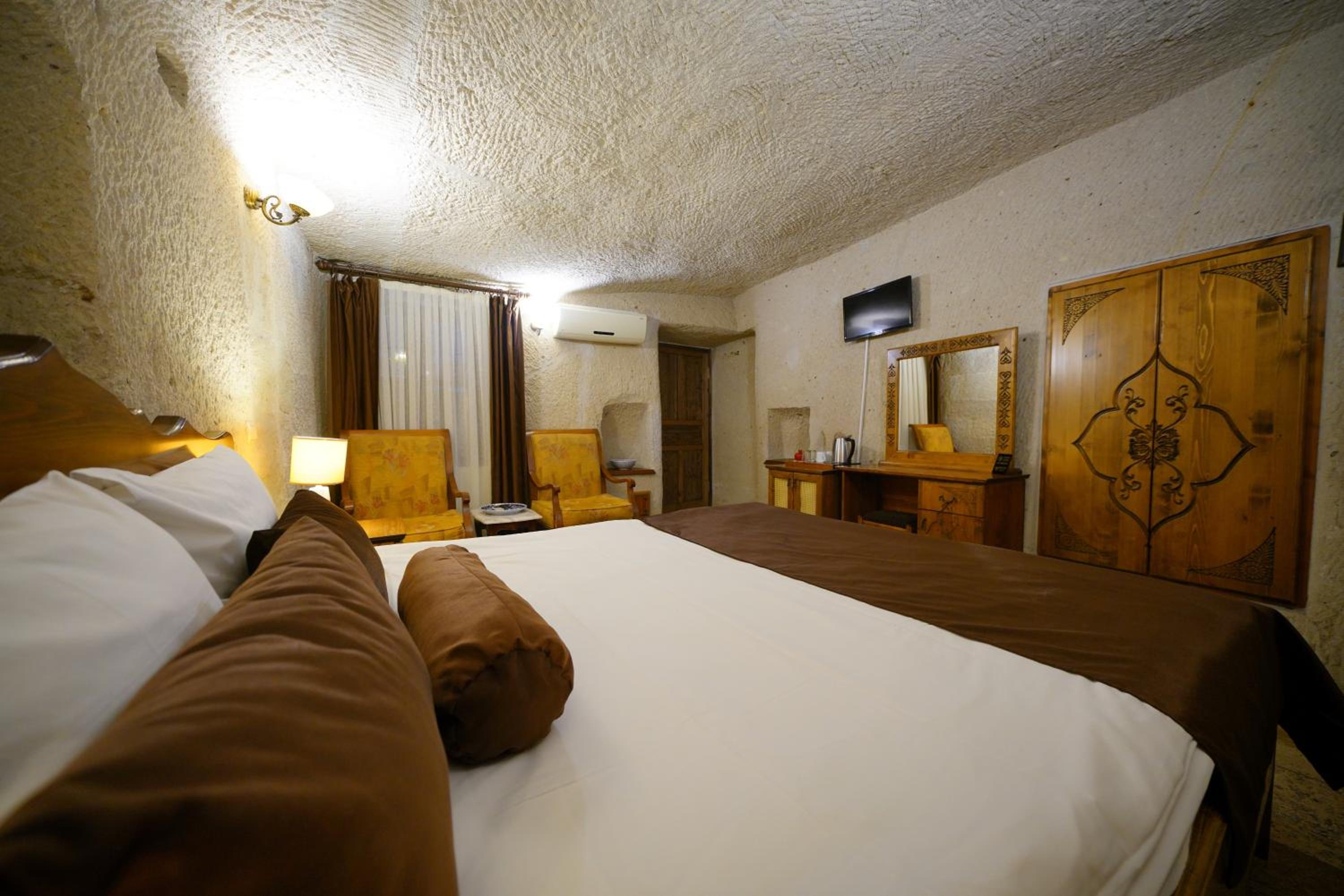 Cave, Superior, Harman Cave Hotel 2/8