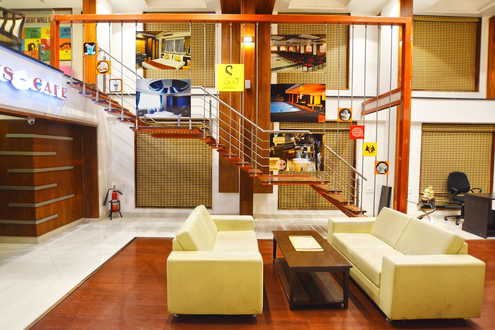 OYO Premium Mysore MG Road 18/25