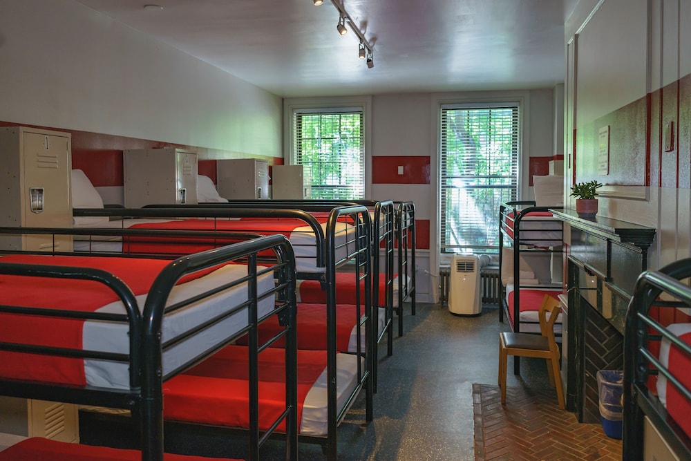 Chicago Getaway Hostel 40/50