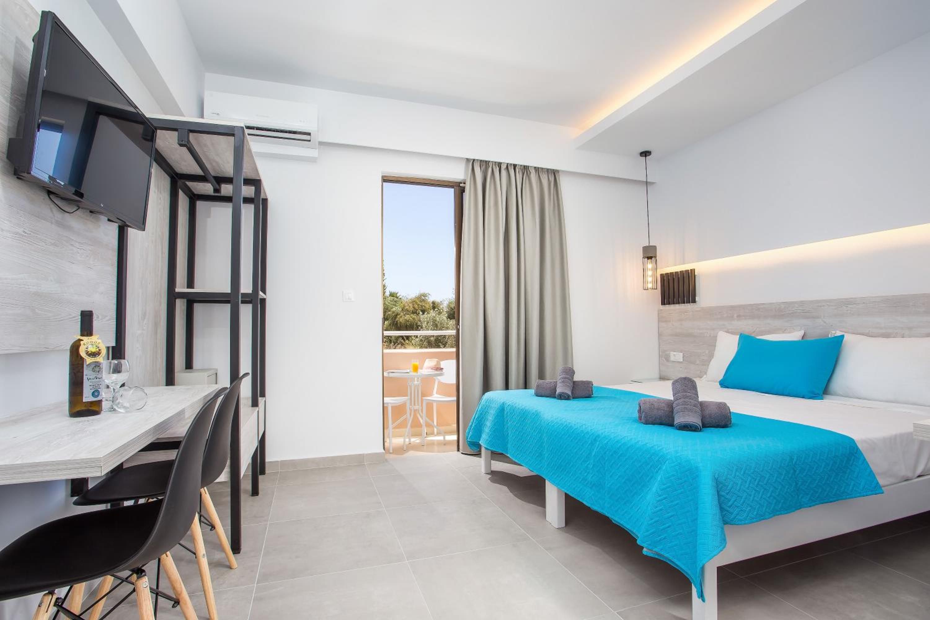 DELUXE, DOUBLE OR TWIN BED