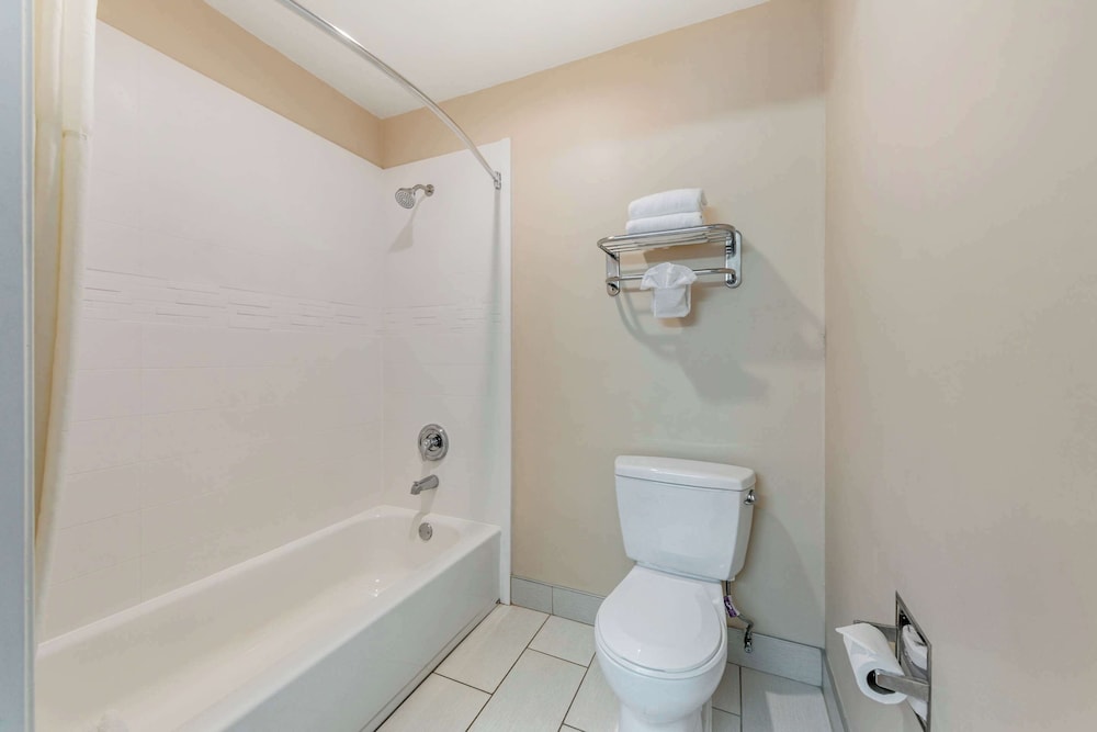 Family Suite, 3 Queen Beds, Quality Inn Suites Anaheim Maingate 4/4