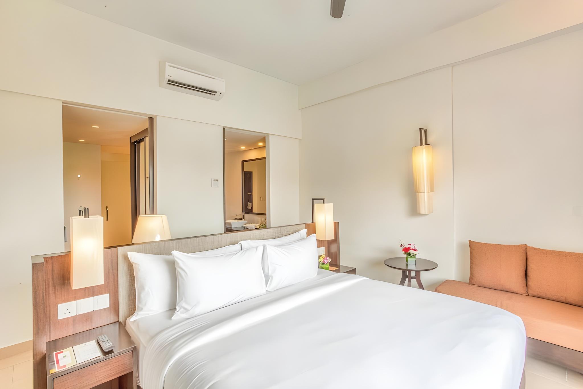 DELUXE, DOUBLE BED, POOL VIEW, BALCONY
