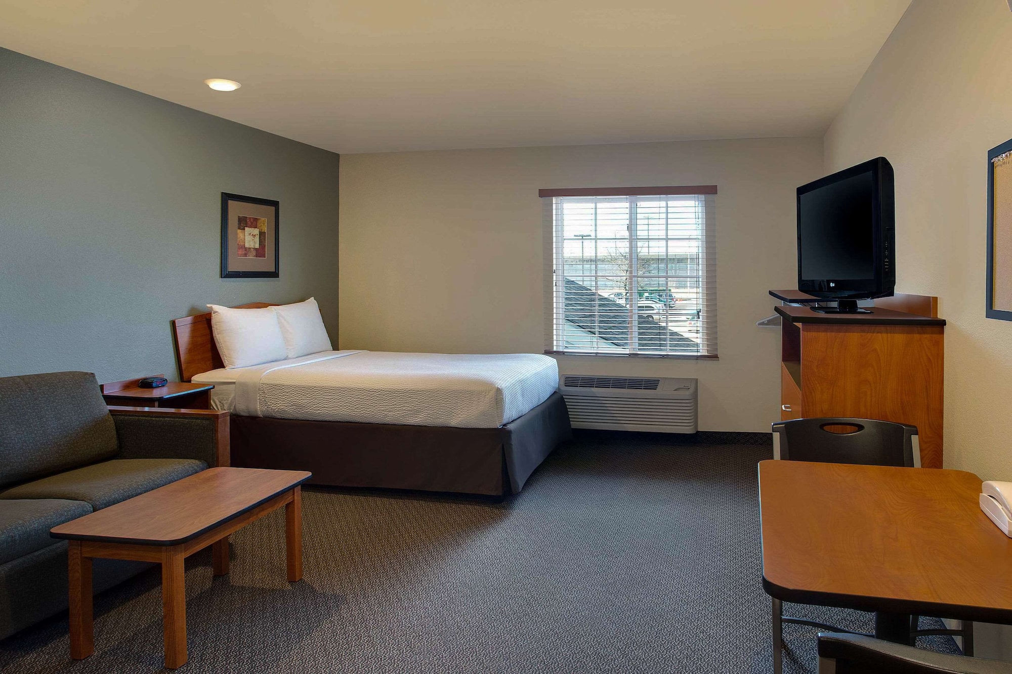 Suite, Queen Bed, Smoking, Accessible