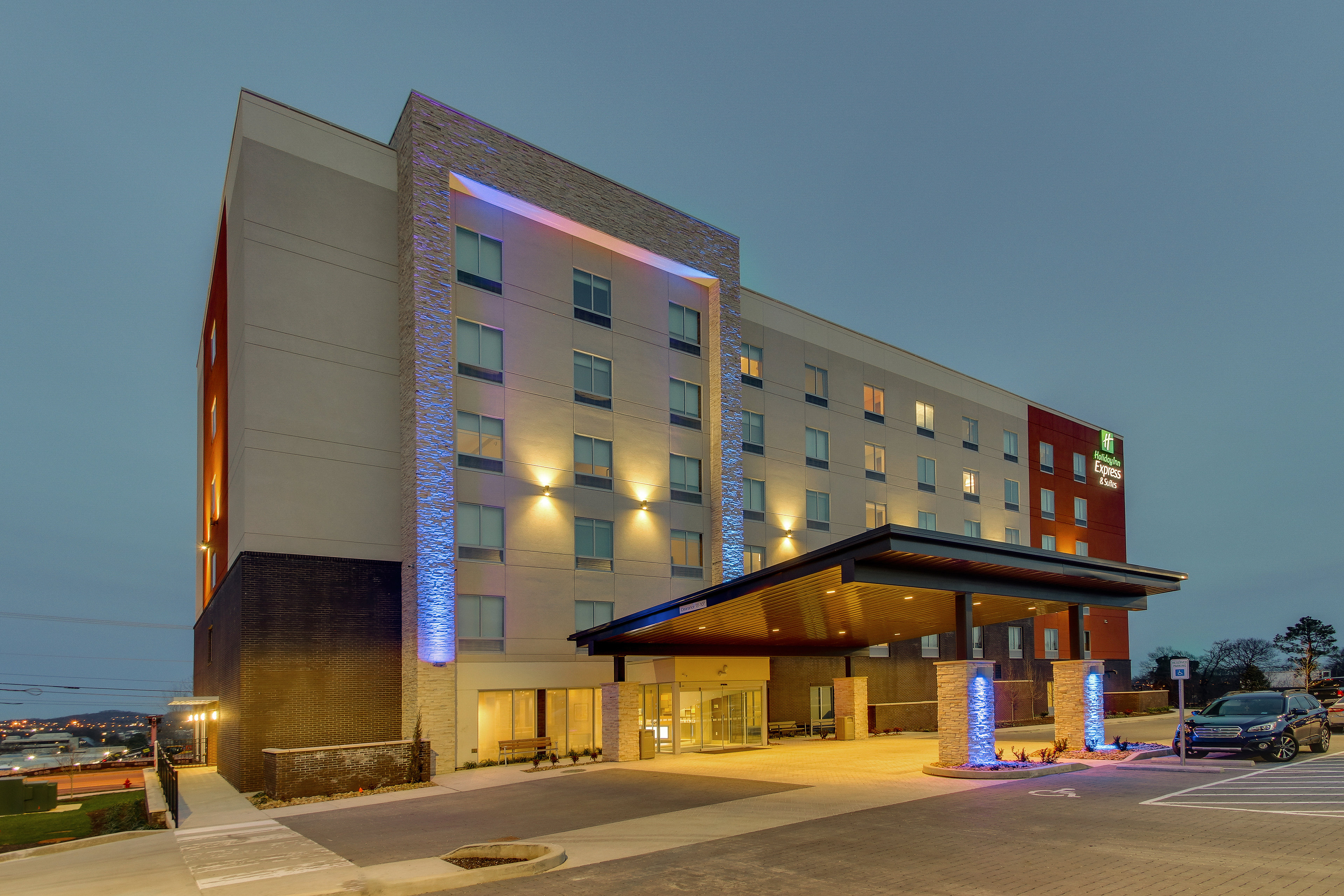 Holiday Inn Express & Suites Nashville Metrocenter Downtown 5/64