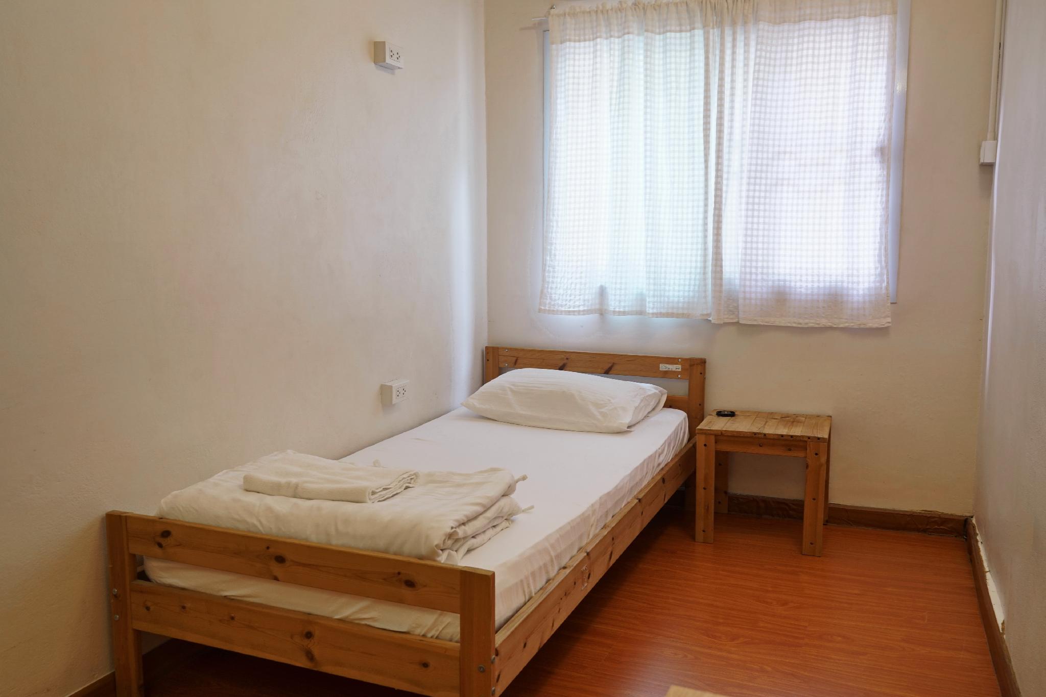 ROOM, SINGLE, SHARED BATHROOM