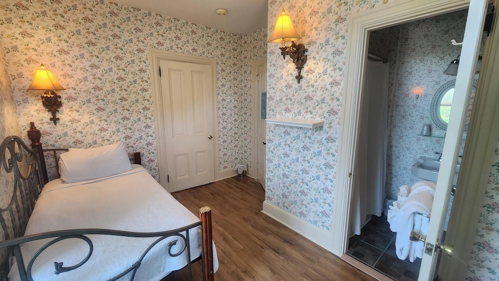 Classic, 1 Double and 1 Single Bed, Pool Access