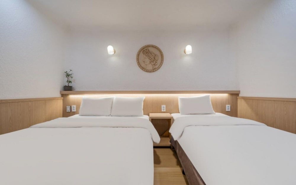2 Rooms, Family, 1 Single and 2 Queen Beds