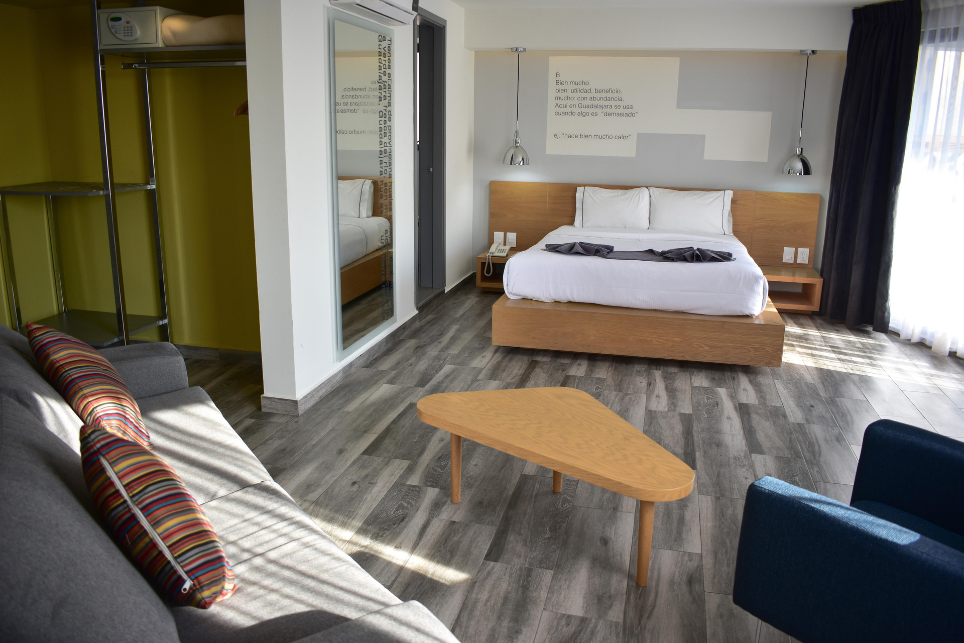 Junior Suite, Street View