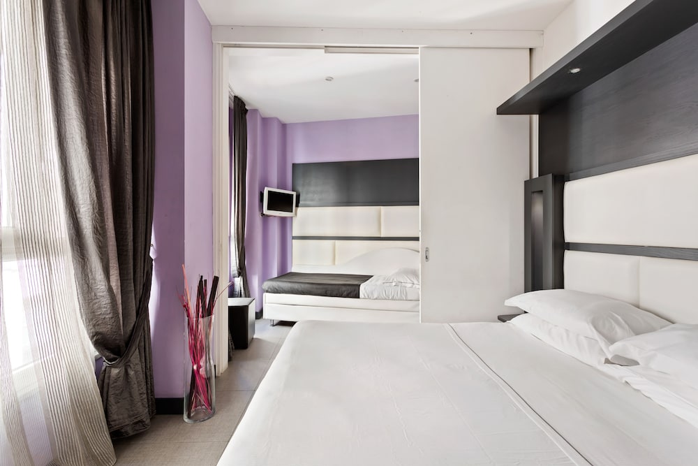 Golden Hotel 18/37