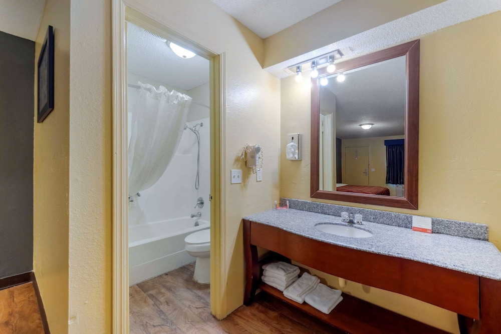 Econo Lodge Pryor 57/58