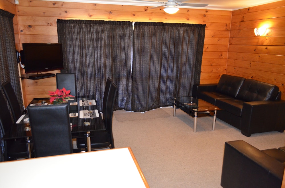 CEDARWOOD LAKESIDE MOTEL AND CONFERENCE VENUE 67/75