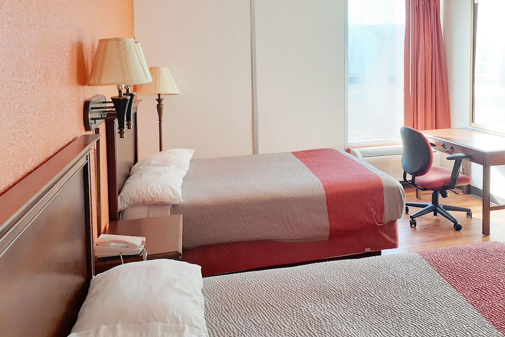 OYO Hotel Mona Lake Muskegon 18/36