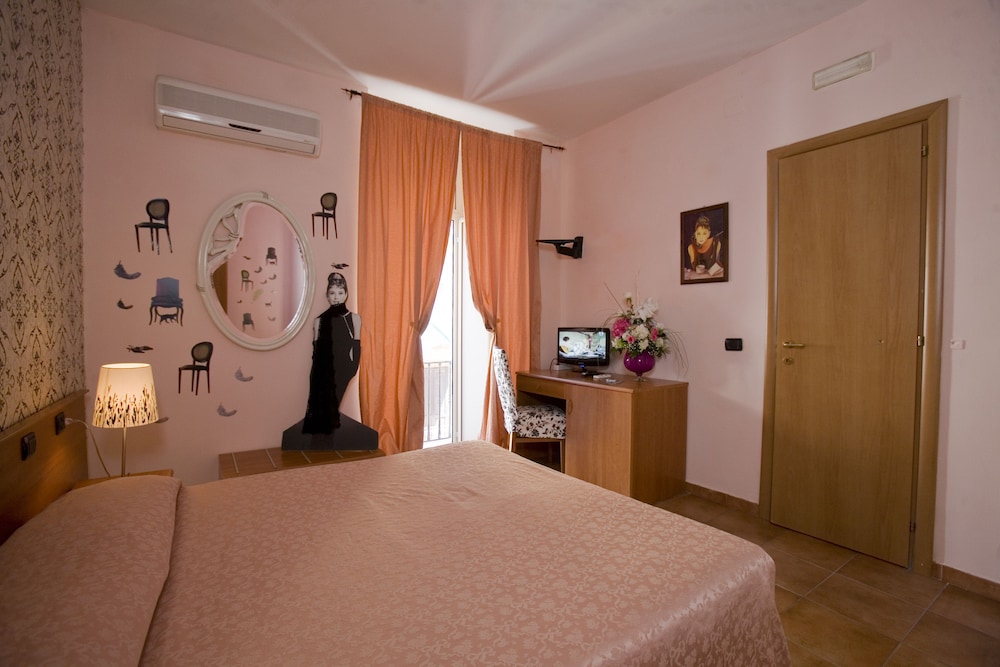 Hotel Cine Holiday 16/66