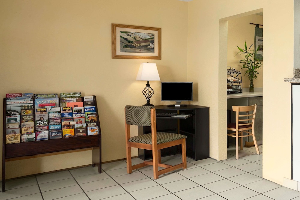 Super 8 by Wyndham Cedar Rapids 12/17