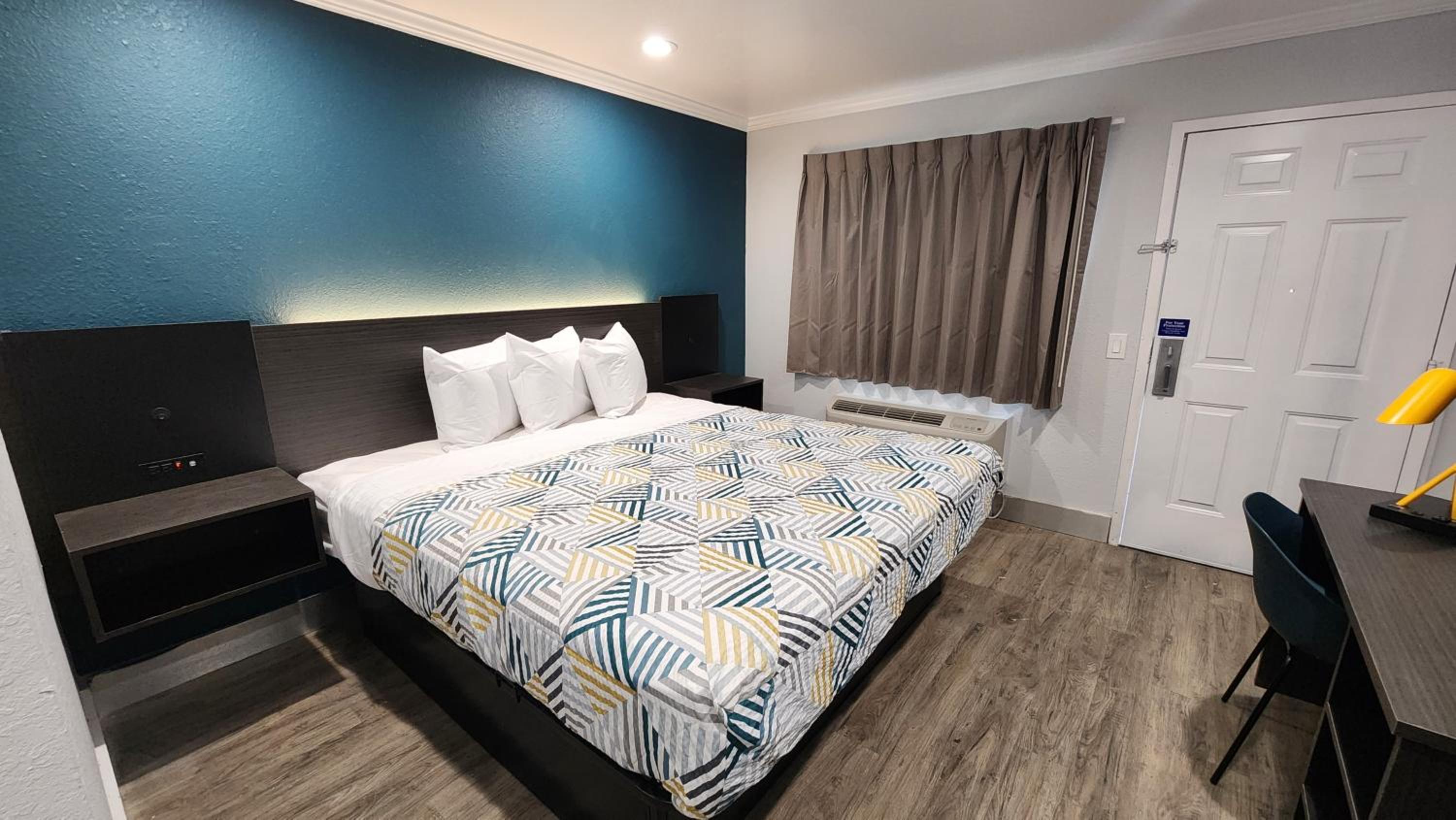 1 King Bed Mob Acc RI Shwr Nsmk Micfridg