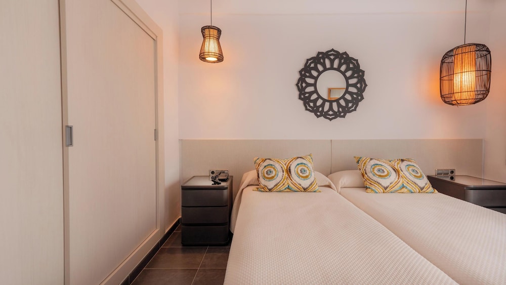 غرفة ديلوكس بسريرين منفصلين بإطلالة على البحر، Palladium Hotel Cala Llonga - Adults Only 2/7