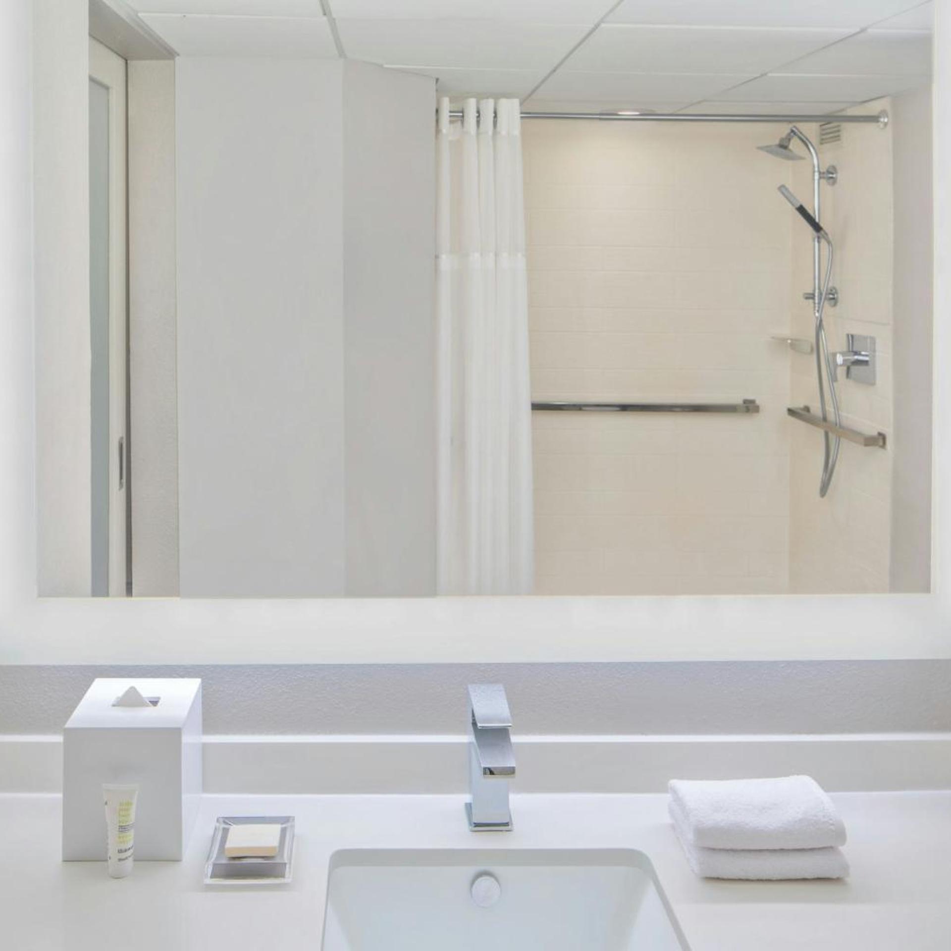 غرفة بسرير كينج بحوض استحمام لذوي الإعاقة، Marriott Miami Airport 9/10