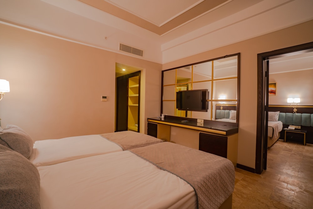 Royal Atlantis Resort Spa 24/69
