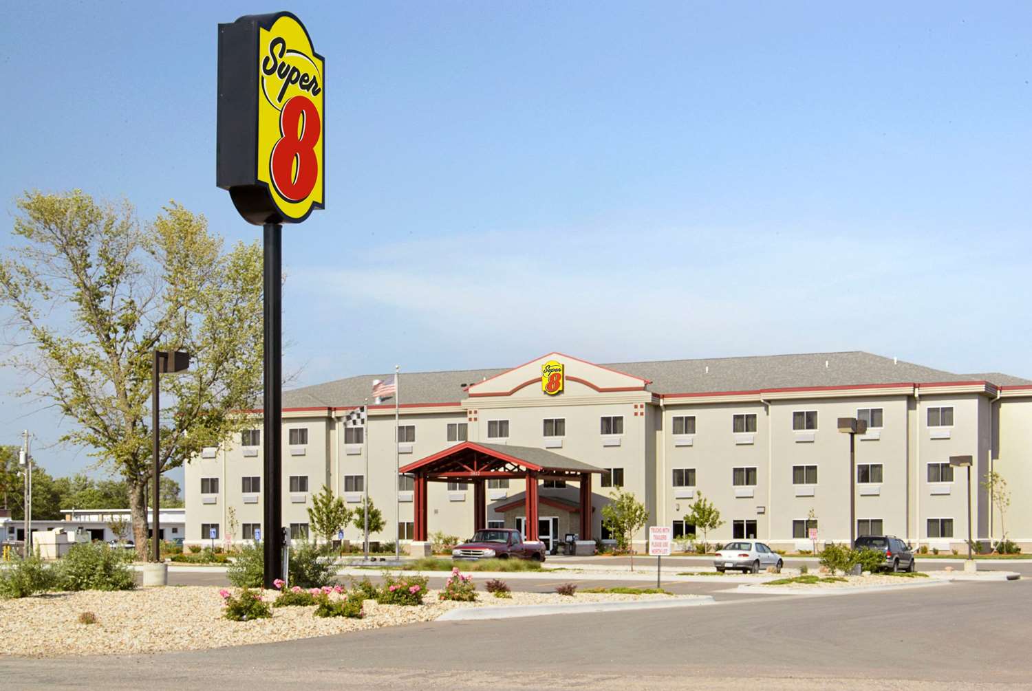 Super 8 By Wyndham Topeka At Forbes Landing 16/21