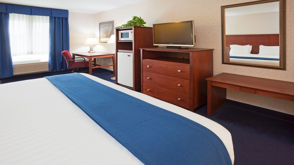 Holiday Inn Express Deforest Madison Area, an IHG Hotel 27/65