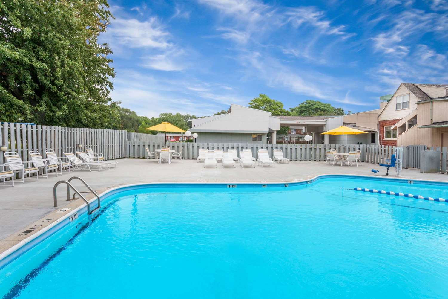 Super 8 By Wyndham Stevensville 4/6