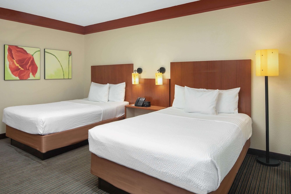 La Quinta Inn & Suites by Wyndham Atlanta Ballpark/Galleria 30/64