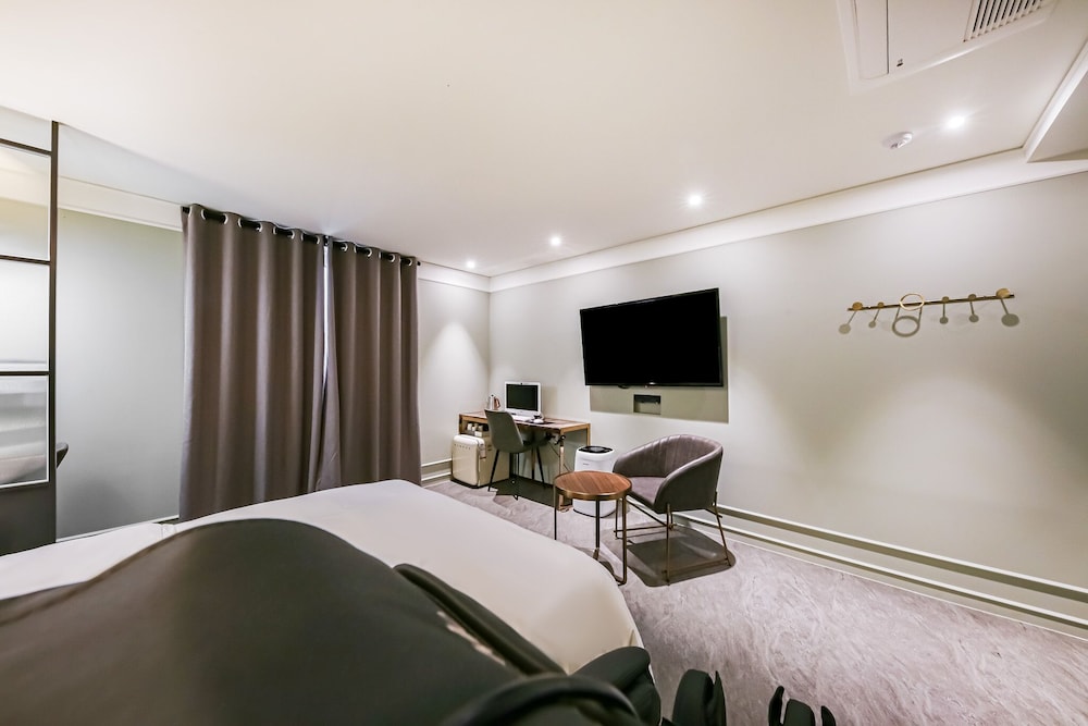 Mary Jane Hotel 22/77